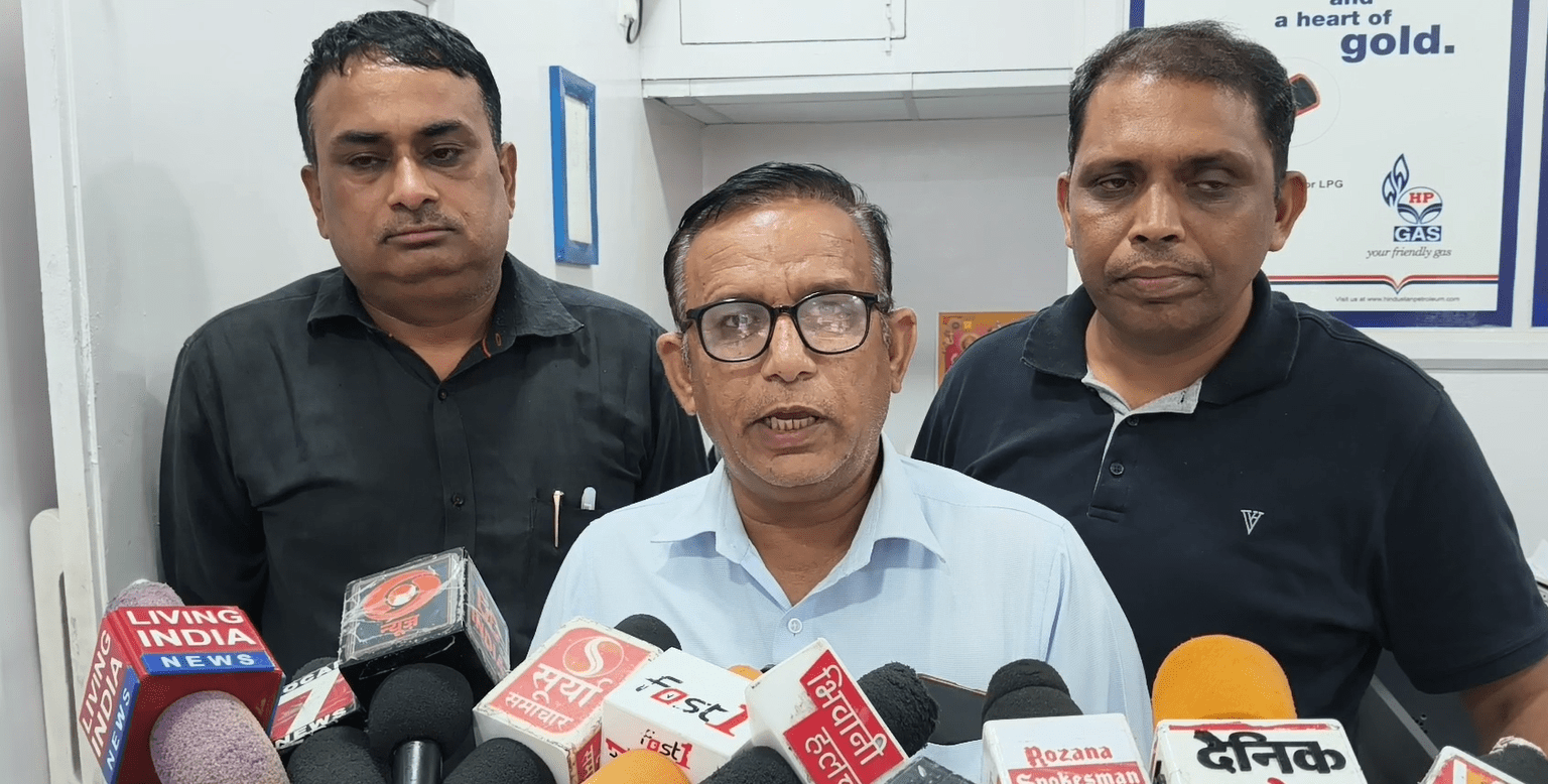 कालाबाजारी करने वालों को सख्त चेतावनी, गड़बड़ी मिलने पर होगी एफआईआर दर्ज : आजाद सिंह