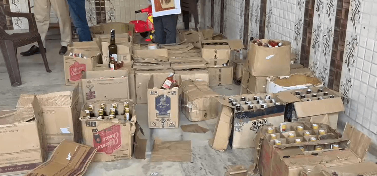 ਜਲੰਧਰ 'ਚ ਵੱਡੀ ਕਾਰਵਾਈ: ਰਾਜੂ ਚੌਹਾਨ ਦੇ ਘਰ RAID, 60 ਤੋਂ ਵੱਧ ਪੇਟੀਆਂ ਸ਼ਰਾਬ ਬਰਾਮਦ