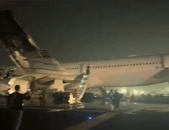 ਦਿੱਲੀ ਹਵਾਈ ਅੱਡੇ ‘ਤੇ ਵੱਡਾ ਹਾਦਸਾ ਟਲਿਆ: ਟੇਕਆਫ ਦੌਰਾਨ Swiss Airlines ਦੇ ਜਹਾਜ਼ ਨੂੰ ਲੱਗੀ ਅੱਗ; ਐਮਰਜੈਂਸੀ ਸਲਾਈਡਾਂ ਰਾਹੀਂ ਕੱਢੇ ਗਏ ਯਾਤਰੀ