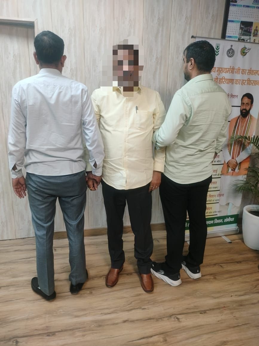 थोक उर्वरक लाइसेंस के नाम पर रिश्वत: कृषि विभाग के उपनिदेशक 50 हजार रुपये लेते रंगे हाथ गिरफ्तार
