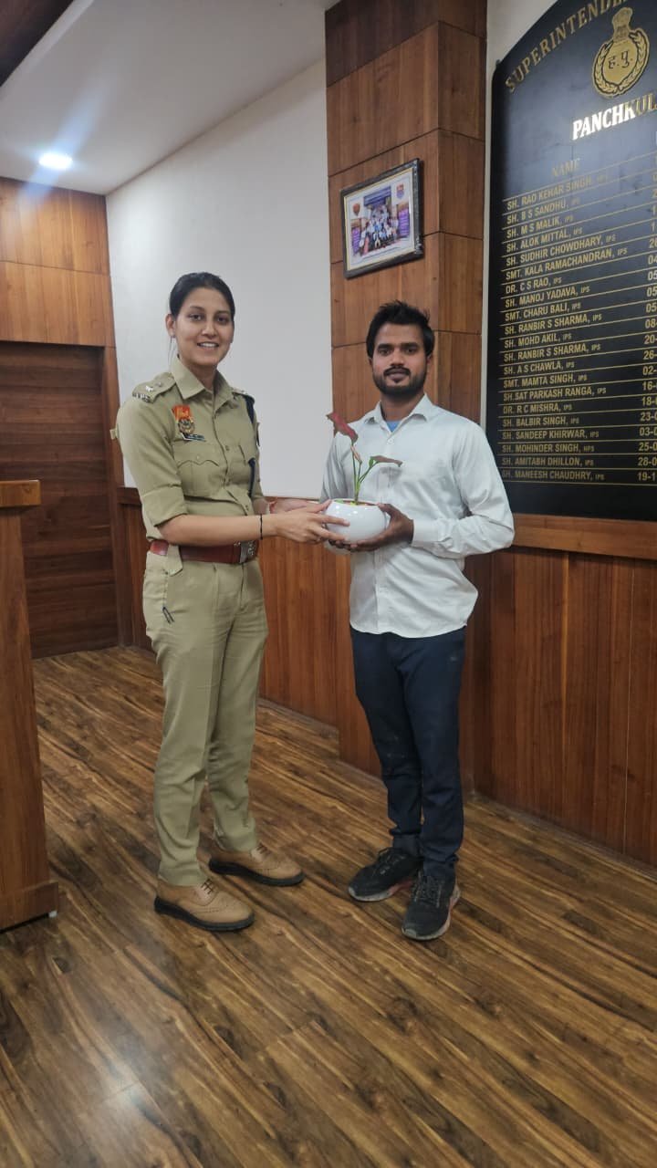 नेक कार्य की सराहना: डीसीपी सृष्टि गुप्ता ने लैपटॉप लौटाने वाले युवक को किया सम्मानित