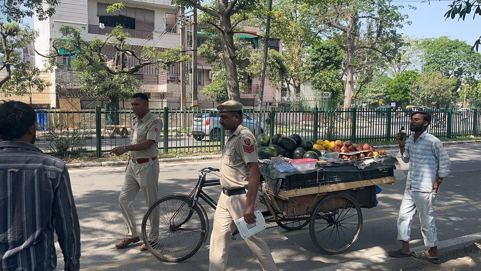 पंचकूला में ट्रैफिक पुलिस का एक्शन: रविदास चौक से अवैध रेहड़ी-ठेले हटाए, पटाखा साइलेंसर वाली बुलेट मोटरसाइकिल इंपाउंड