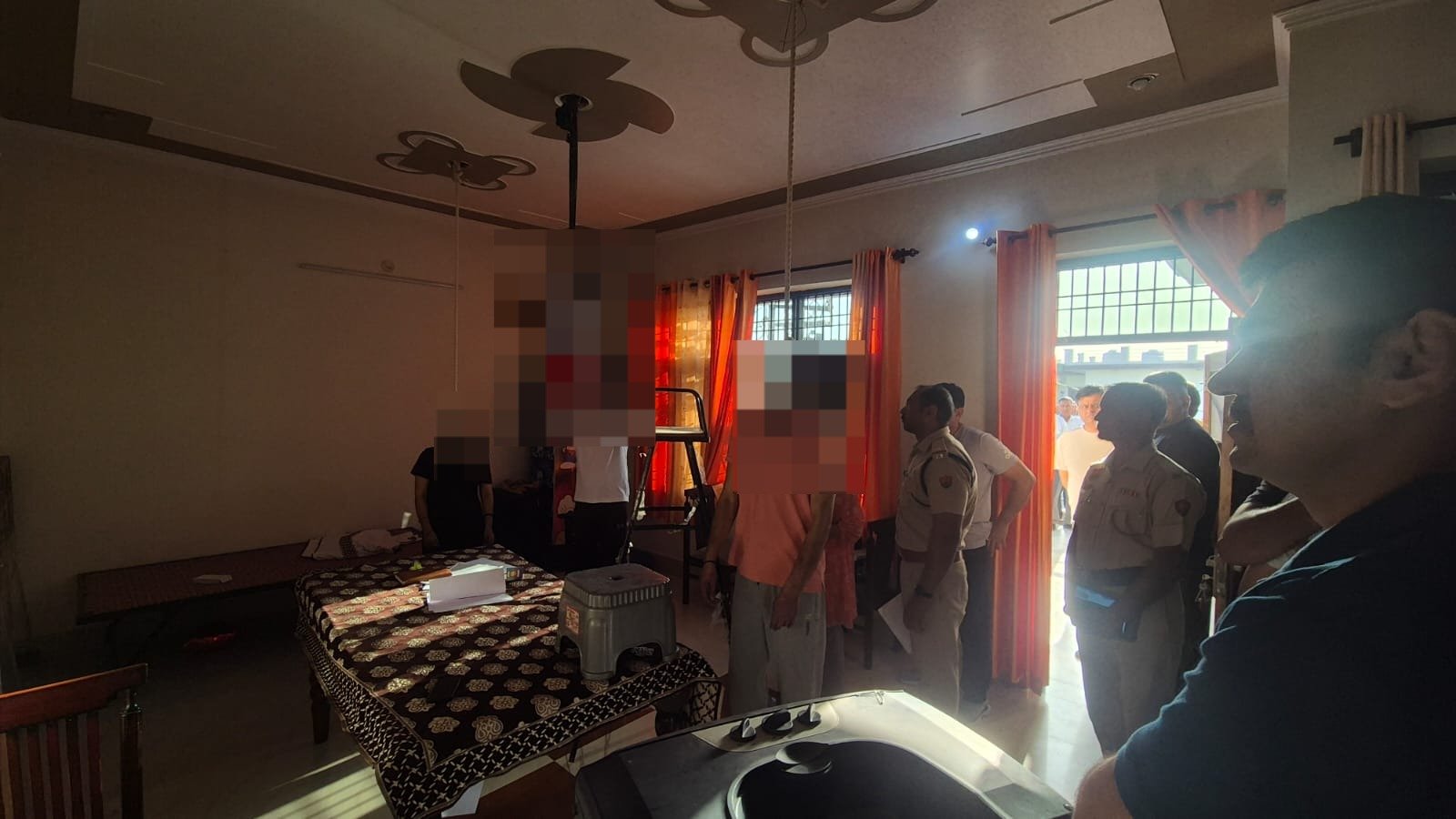 बेटी के जन्मदिन पर; पति-पत्नी और 3 साल की बेटी ने की आत्महत्या