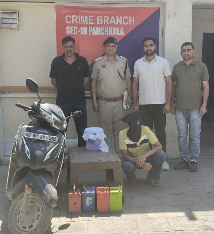 क्राइम ब्रांच सेक्टर-19 की टीम की कार्यवाही, चोरी की 4 बैटरियां व एक्टिवा बरामद