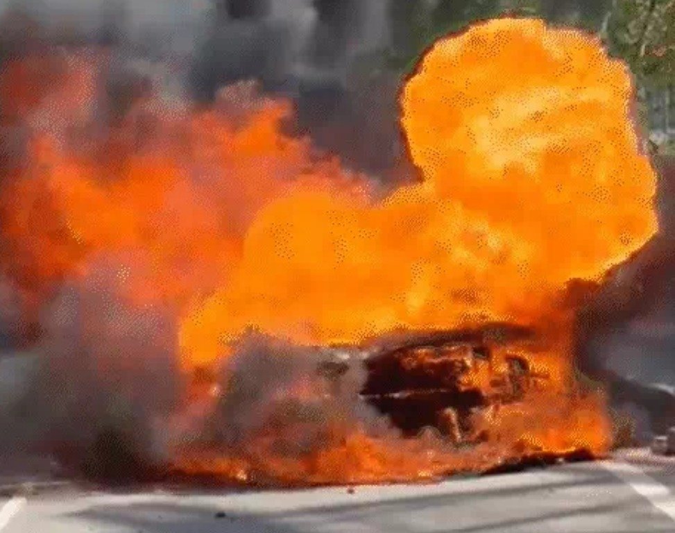 ਰੋਡ ‘ਤੇ ਚਲਦੀ BMW ਬਣੀ ਅੱਗ ਦਾ ਗੋਲਾ, ਕਾਰ ਸੜ ਕੇ ਹੋਈ ਸੁਆਹ