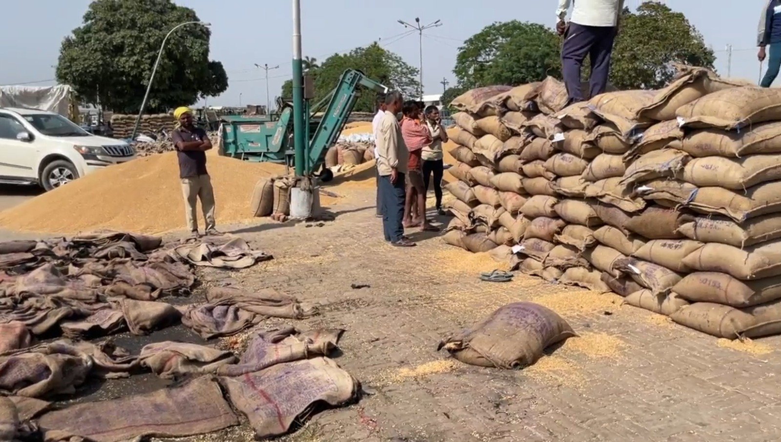 ਅਨਾਜ ਮੰਡੀ 'ਚ ਕਣਕ ਦੀ ਬੋਰੀਆਂ ਨੂੰ ਲੱਗੀ ਅੱਗ, ਲੱਖਾਂ ਦਾ ਹੋਇਆ ਨੁਕਸਾਨ