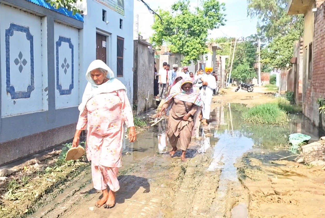 ਪਿੰਡ ਦਾ ਛੱਪੜ ਲੋਕਾਂ ਲਈ ਬਣਿਆ ਨਰਕ, ਅਹਿਮ ਮੰਗਾਂ ਨੂੰ ਲੈਕੇ ਵਸਨੀਕਾਂ ਨੇ BDPO ਸਾਹਮਣੇ ਕੀਤਾ ਰੋਸ ਪ੍ਰਦਰਸ਼ਨ
