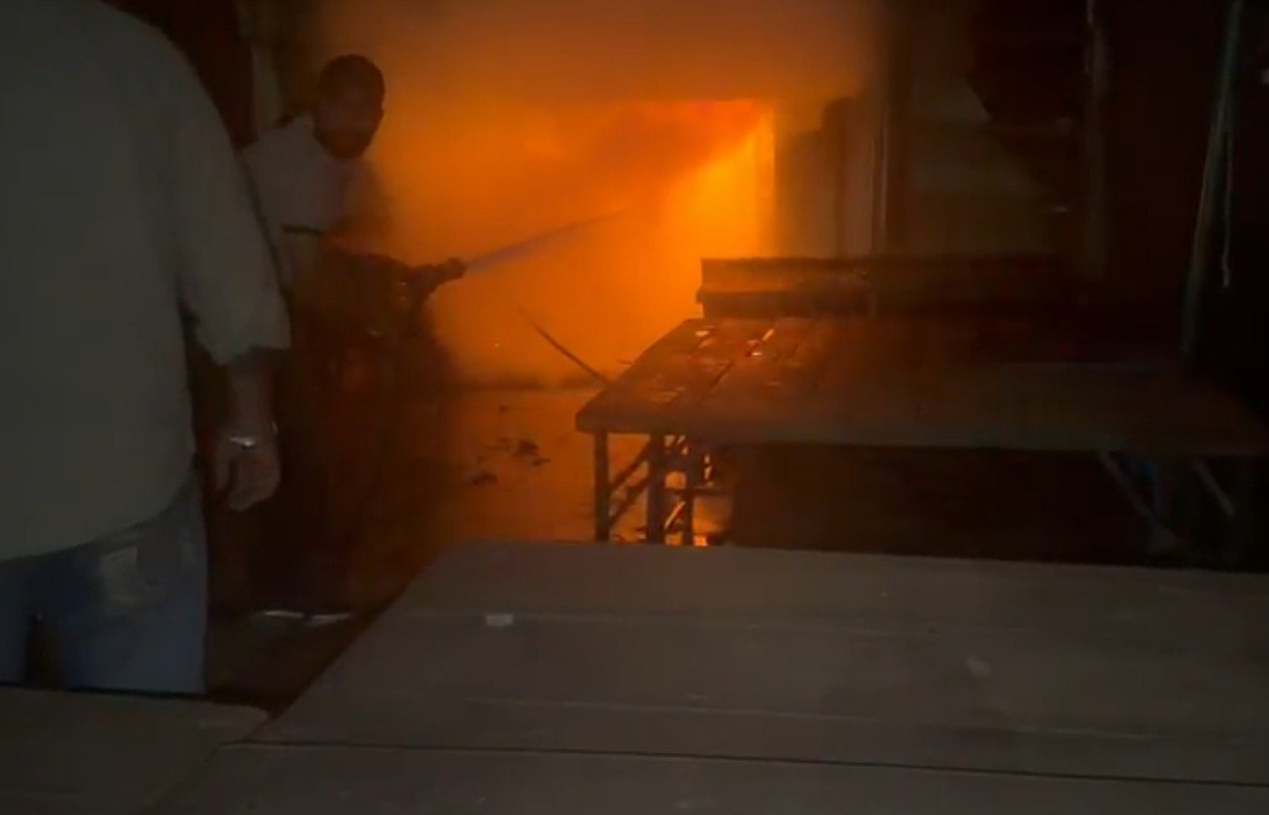 ਕੱਪੜੇ ਦੀ ਦੁਕਾਨ 'ਚ ਲੱਗੀ ਭਿਆਨਕ ਅੱਗ, ਲੱਖਾਂ ਰੁਪਏ ਦਾ ਸਮਾਨ ਸੜ ਕੇ ਸੁਆਹ