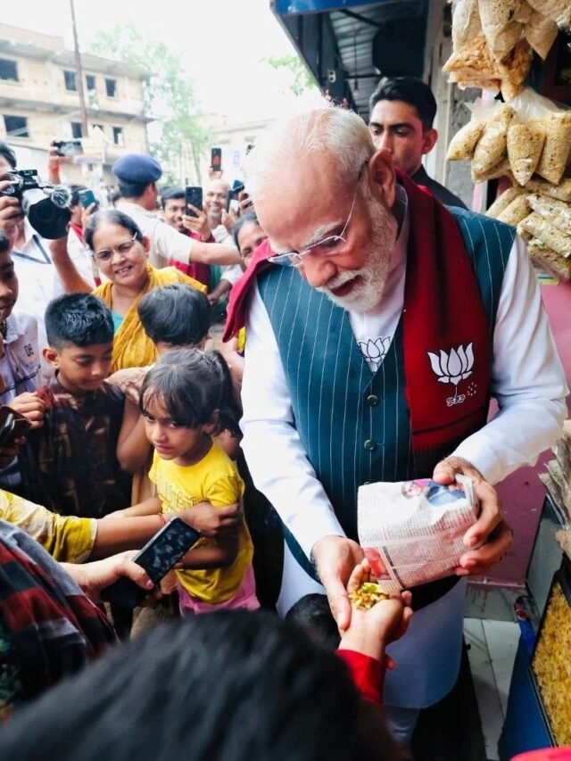 PM Modi ਦਾ ‘ਬੰਗਾਲੀ ਅਵਤਾਰ’, ਰੈਲੀਆਂ ਵਿਚਾਲੇ ਝਾਰਗ੍ਰਾਮ ‘ਚ ਮਾਣਿਆ ਝਾਲਮੂਰੀ ਦਾ ਆਨੰਦ