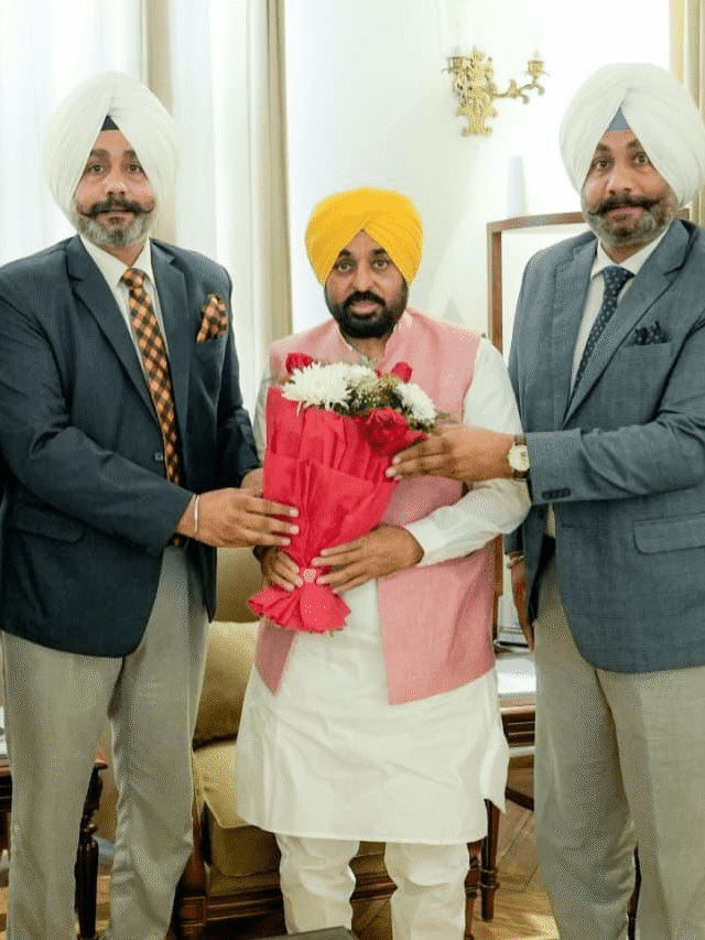 ਵਕੀਲ ਜੀ.ਐਸ. ਘੁੰਮਣ ਅਤੇ ਜੀ.ਪੀ.ਐਸ. ਘੁੰਮਣ ਆਮ ਆਦਮੀ ਪਾਰਟੀ ਵਿੱਚ ਹੋਏ ਸ਼ਾਮਲ