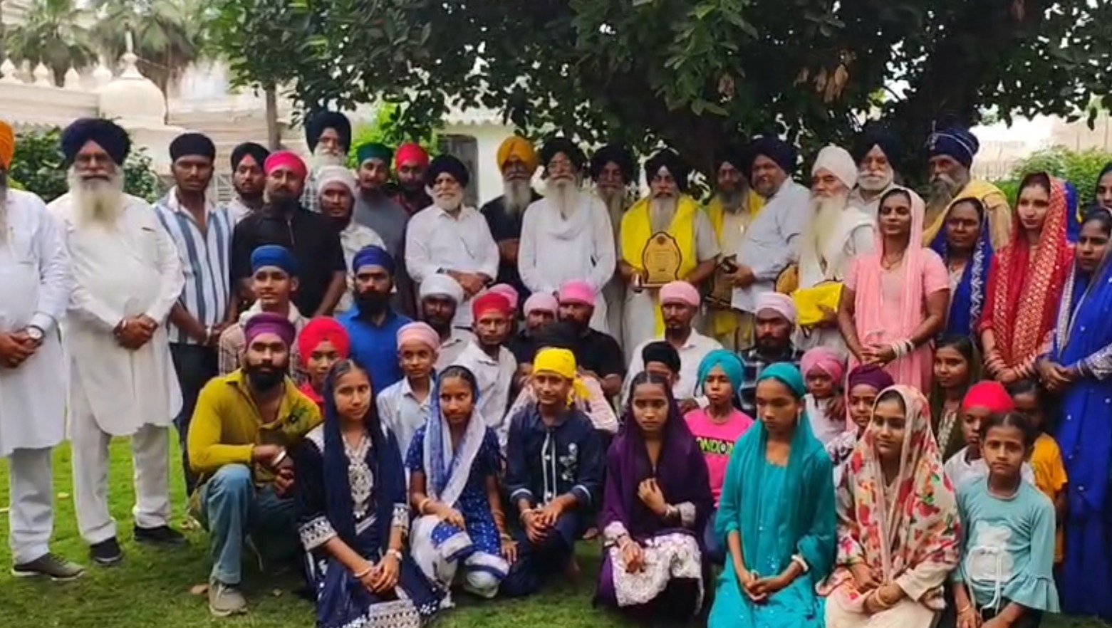 ਬੰਗਲੌਰ ਤੋਂ ਸਿਕਲੀਗਰ ਤੇ ਵਣਜਾਰੇ ਸਿੱਖਾਂ ਦਾ ਜਥਾ ਗੁਰਧਾਮਾਂ ਦੇ ਦਰਸ਼ਨਾਂ ਲਈ ਸੱਚਖੰਡ ਸ੍ਰੀ ਹਰਿਮੰਦਰ ਸਾਹਿਬ ਪੁੱਜਾ