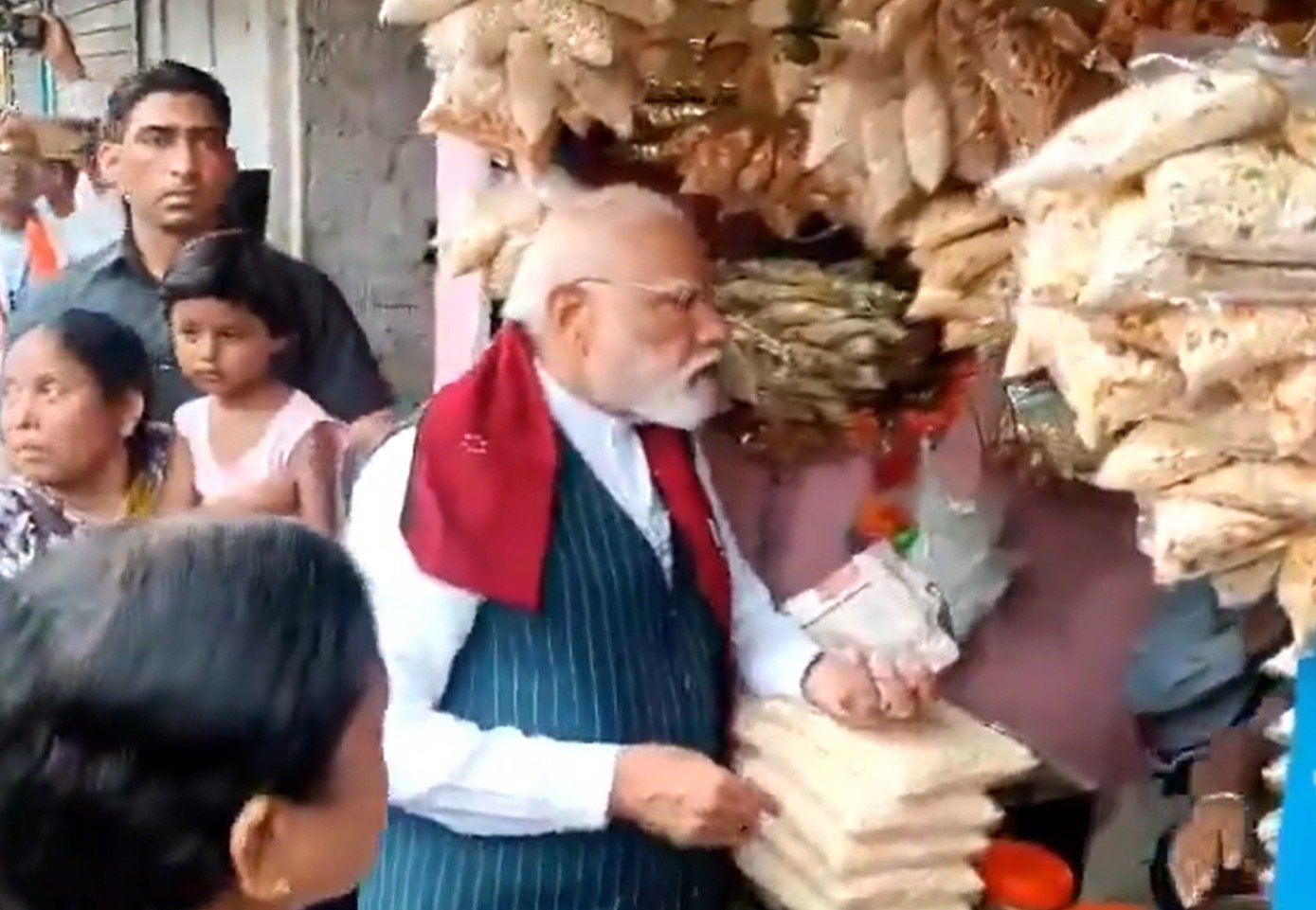 PM Modi ਦਾ ‘ਬੰਗਾਲੀ ਅਵਤਾਰ’, ਰੈਲੀਆਂ ਵਿਚਾਲੇ ਝਾਰਗ੍ਰਾਮ ‘ਚ ਮਾਣਿਆ ਝਾਲਮੂਰੀ ਦਾ ਆਨੰਦ