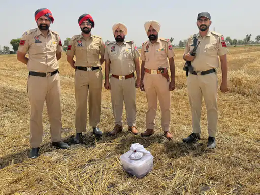 ਨਸ਼ੇ ਵਿਰੁੱਧ ਪੁਲਿਸ ਸਖ਼ਤ, ਭਾਰਤ-ਪਾਕ ਸਰਹੱਦ ਨੇੜੇ ਖੇਤਾਂ 'ਚੋਂ ਮਿਲੀ ਹੈਰੋਇਨ ਬਰਾਮਦ