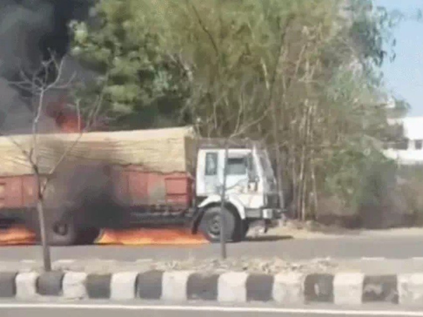 ਪੰਜਾਬ ਦੇ ਟਰੱਕ 'ਚ ਲੱਦੇ ਫੌਜ਼ ਦੇ ਸਮਾਨ ਨੂੰ ਕੀਤਾ ਅੱਗ ਦੇ ਹਵਾਲੇ, ਡਰਾਈਵਰ ਨੇ ਪੁਲਿਸ 'ਤੇ ਲਗਾਏ ਗੰਭੀਰ ਇਲਜ਼ਾਮ