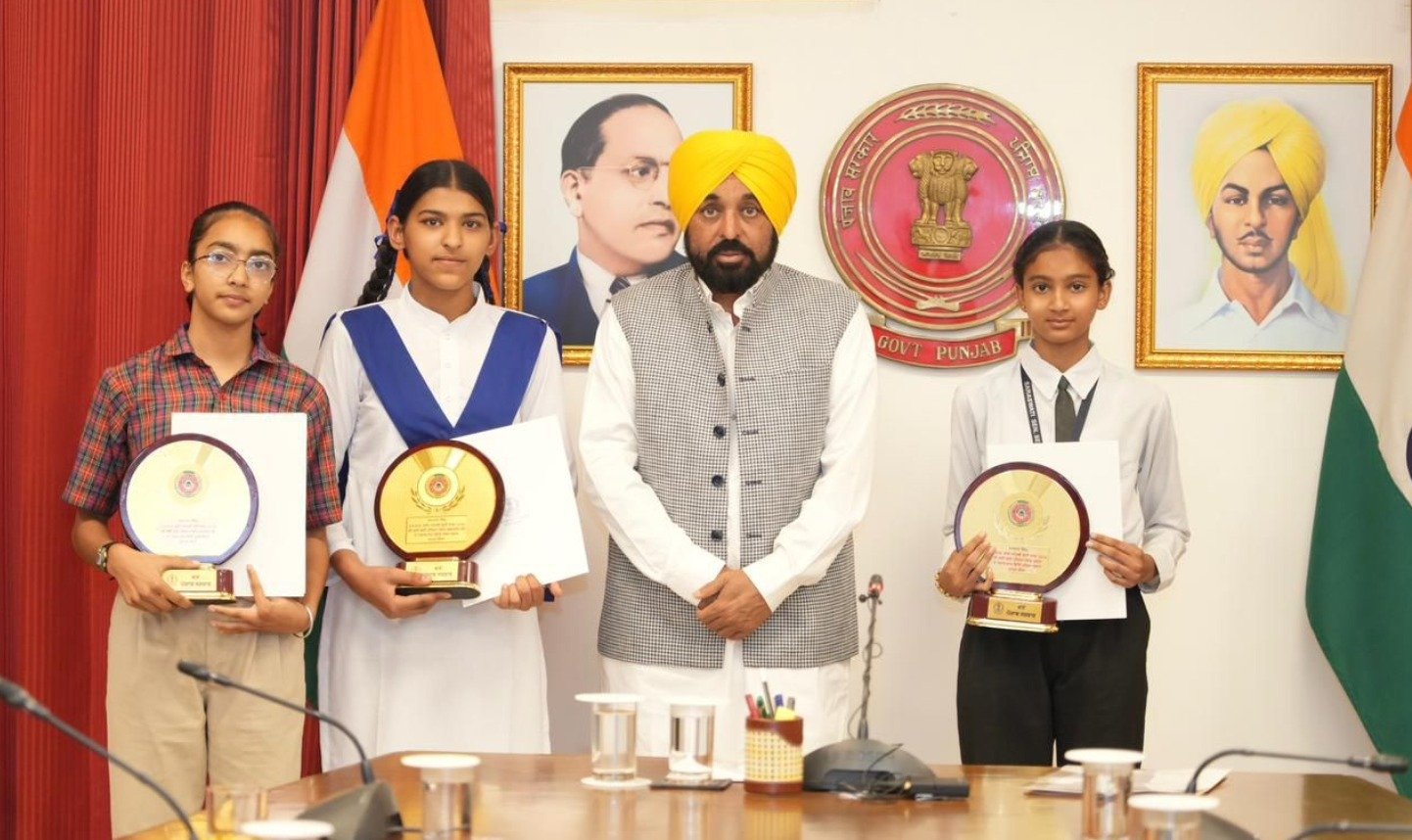 ਪੰਜਾਬ ਸਕੂਲ 8ਵੀਂ ਦੇ ਟੋਪਰਾਂ ਨੂੰ ਮਿਲੇ CM ਮਾਨ, ਹੋਣਹਾਰ ਵਿਦਿਆਰਥਣਾਂ ਨੂੰ ਕੀਤਾ ਸਨਮਾਨਿਤ