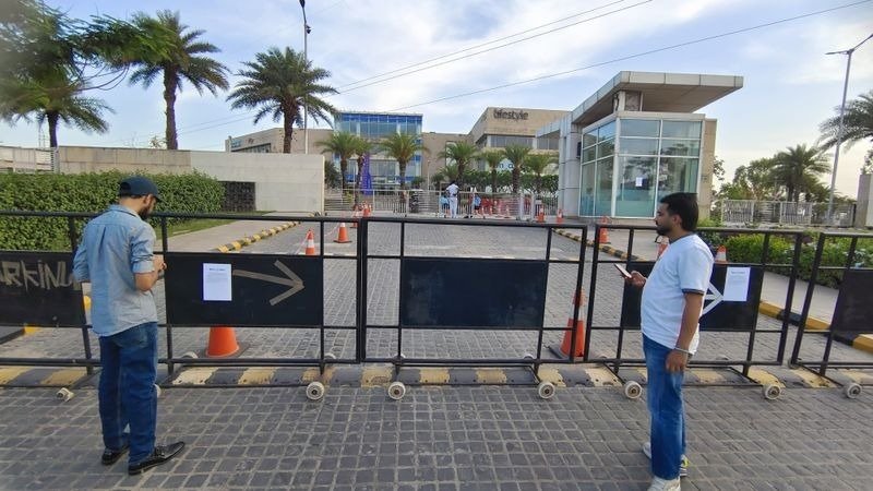 ਮੋਹਾਲੀ ਦਾ ਸਭ ਤੋਂ ਵੱਡਾ 'Mall' ਅਚਾਨਕ ਬੰਦ, ਗੇਟ 'ਤੇ ਲੱਗੇ ਨੋਟਿਸ, ਕਰਮਚਾਰੀਆਂ ਤੇ ਦੁਕਾਨਦਾਰਾਂ ਦਾ ਰੋਜ਼ਗਾਰ ਖ਼ਤਰੇ 'ਚ