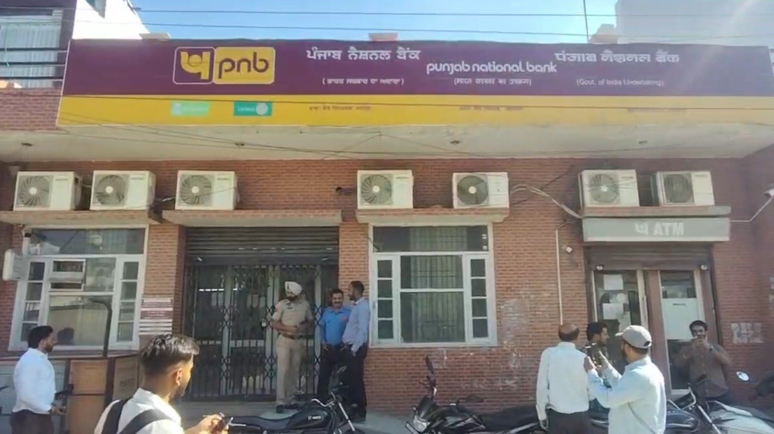 ਬੰਦੂਕ ਦੀ ਨੋਕ 'ਤੇ ਬੈਂਕ 'ਚ ਡਾਕਾ, ਦੋ ਬਦਮਾਸ਼ ਕੈਸ਼ੀਅਰ ਤੋਂ ਪੈਸੇ ਲੁੱਟ ਹੋਏ ਫ਼ਰਾਰ, CCTV 'ਚ ਕੈਦ ਹੋਈ ਵਾਰਦਾਤ