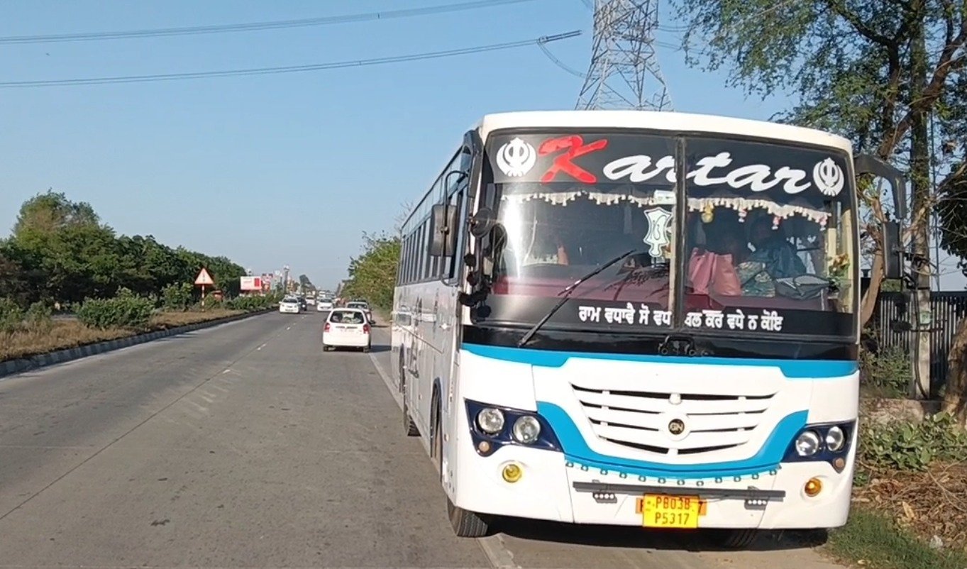 ਵੱਡਾ ਹਾਦਸਾ ਟਲਿਆ! ਸ਼ਰਧਾਲੂਆਂ ਨਾਲ ਭਰੀ ਬੱਸ ਦੀ ਕਾਰ ਦੀ ਭਿਆਨਕ ਟੱਕਰ, ਜਾਨੀ ਨੁਕਸਾਨ ਤੋਂ ਰਿਹਾ ਬਚਾਅ