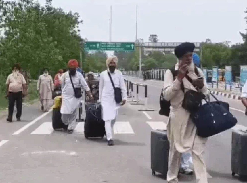 ਪਾਕਿਸਤਾਨ ਗਏ ਸਿੱਖ ਸ਼ਰਧਾਲੂਆਂ ਦਾ ਜਥਾ ਵਾਪਸ ਪਰਤਿਆ, ਖੁਸ਼ੀ ਦੇ ਮਹੌਲ ‘ਚ ਸਰਕਾਰਾਂ ਦਾ ਕੀਤਾ ਧੰਨਵਾਦ