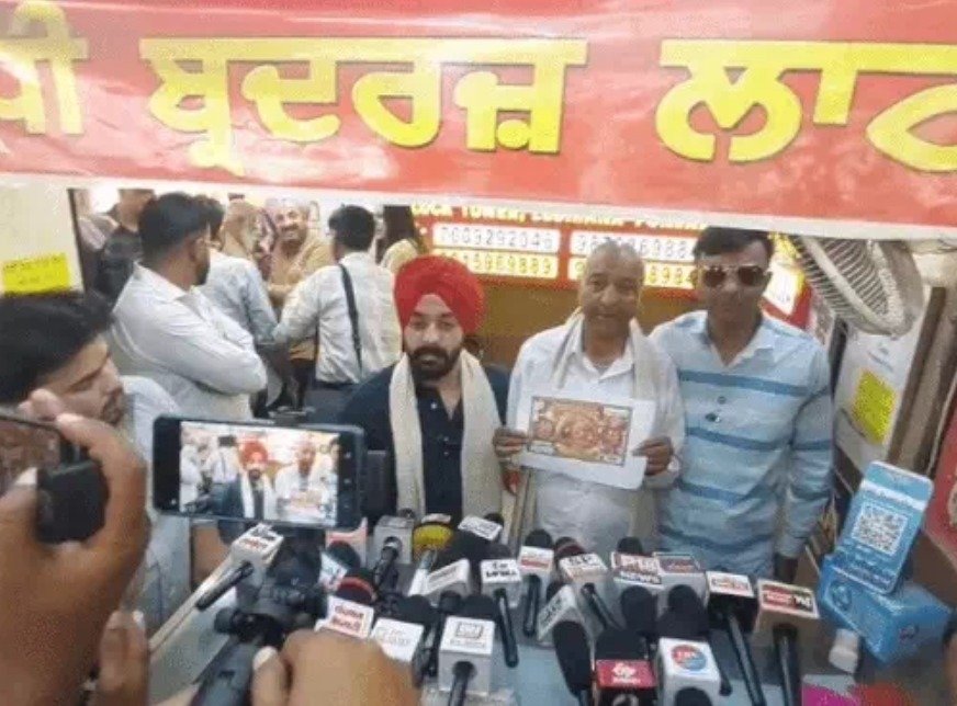 ਰਿਟਾਇਰਡ ਪੋਸਟਮਾਸਟਰ ਬਣਿਆ ਕਰੋੜਪਤੀ, ਵਿਸਾਖੀ ਬੰਪਰ ‘ਚ ₹6 ਕਰੋੜ ਦੀ ਜਿੱਤ, ਪਰਿਵਾਰ 'ਚ ਖੁਸ਼ੀ ਦਾ ਮਾਹੌਲ