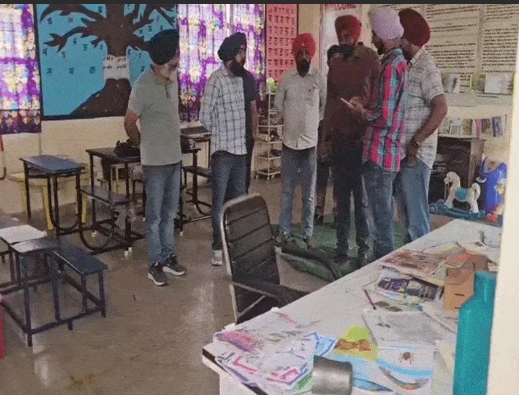 ਵੱਡੀ ਵਾਰਦਾਤ! ਸਰਕਾਰੀ ਸਕੂਲ ‘ਚ ਮਹਿਲਾ ਅਧਿਆਪਕਾ ‘ਤੇ ਤੇਜ਼ਾਬੀ ਹਮਲਾ, ਬੁਰੀ ਤਰ੍ਹਾਂ ਝੁਲਸੀ, ਬੱਚੇ ਵੀ ਹੋਏ ਜ਼ਖਮੀ