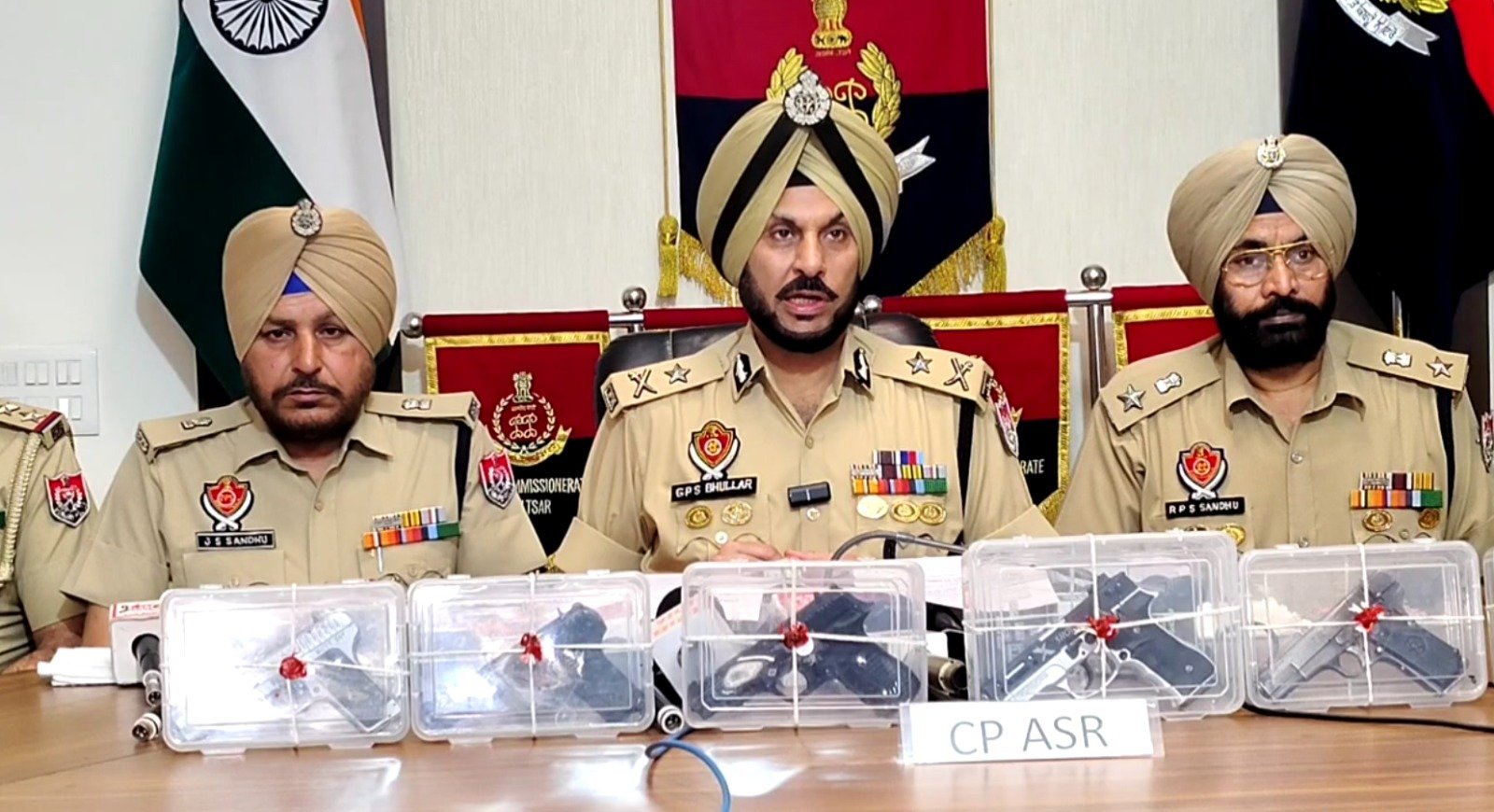 ਅੰਮ੍ਰਿਤਸਰ ਪੁਲਿਸ ਦੀ ਵੱਡੀ ਕਾਮਯਾਬੀ, ਡਰੋਨ ਰਾਹੀਂ ਆਏ 6 ਹਥਿਆਰਾਂ ਸਮੇਤ 3 ਆਰੋਪੀ ਗ੍ਰਿਫ਼ਤਾਰ