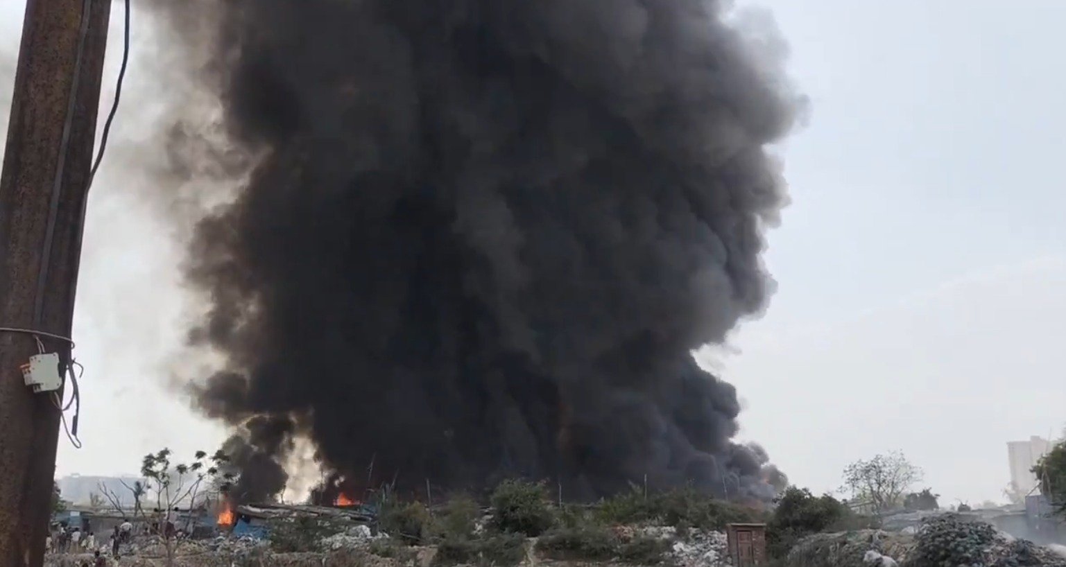 Ghaziabad; ਅਸਮਾਨ 'ਚ ਬਣਿਆ ਅੱਗ ਦਾ ਗੁਬਾਰ, ਸਿਲੰਡਰ ਫਟਣ ਨਾਲ ਲਪੇਟ ਚ ਆਈਆਂ 200 ਝੁੱਗੀਆਂ, ਬਚਾਅ ਕਾਰਜ ਜਾਰੀ