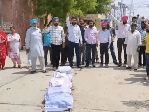 ਬਿਜਲੀ ਕਰਮਚਾਰੀਆਂ ਦਾ ਰੋਸ, ਸਰਕਾਰ ਦਾ ਪੁਤਲਾ ਸਾੜ ਕੇ ਸੰਘਰਸ਼ ਤੇਜ਼ ਕਰਨ ਦੀ ਚੇਤਾਵਨੀ