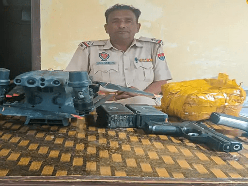 ਅੰਮ੍ਰਿਤਸਰ ‘ਚ ਵੱਡੀ ਕਾਰਵਾਈ: ਡਰੋਨ ਰਾਹੀਂ ਆਈ ਹੈਰੋਇਨ ਬਰਾਮਦ, 2 ਗਲੌਕ ਪਿਸਤੌਲ ਵੀ ਜ਼ਬਤ