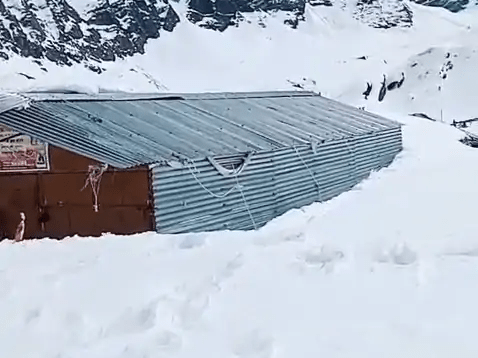 ਮਨੀਮਹੇਸ਼ ਡੱਲ ਝੀਲ ਬਰਫ਼ ਹੇਠ ਜੰਮੀ, ਤੀਰਥ ਯਾਤਰਾ ’ਤੇ ਪਾਬੰਦੀ