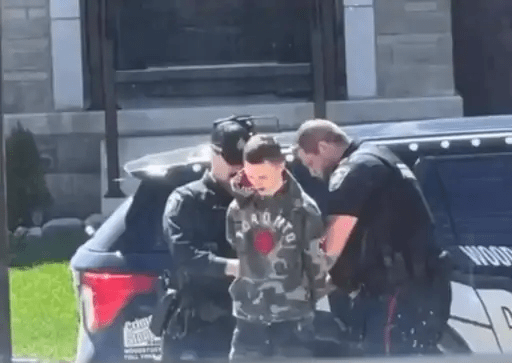 Canada  ‘ਚ ਬਜ਼ੁਰਗ ਪੰਜਾਬੀ ਨਾਲ ਨਸਲੀ ਵਿਤਕਰਾ ਕਰਨ ਵਾਲੇ ਨੂੰ ਨੌਜਵਾਨਾਂ ਨੇ ਪਾਇਆ ਘੇਰਾ: ਦੋਸ਼ੀ ਨੇ ਹੱਥ ਜੋੜ ਮੰਗੀ ਮੁਆਫ਼ੀ; ਪੁਲਿਸ ਨੇ ਵੀ ਕੀਤਾ ਗ੍ਰਿਫ਼ਤਾਰ