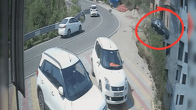 ਚਿੰਤਪੁਰਨੀ ਤੋਂ ਵਾਪਸ ਆ ਰਹੀ ਕਾਰ ਖੰਡ ‘ਚ ਡਿੱਗੀ,  ਦੋਵੇਂ ਸ਼ਰਧਾਲੂਆਂ ਦੀ ਮੌਤ