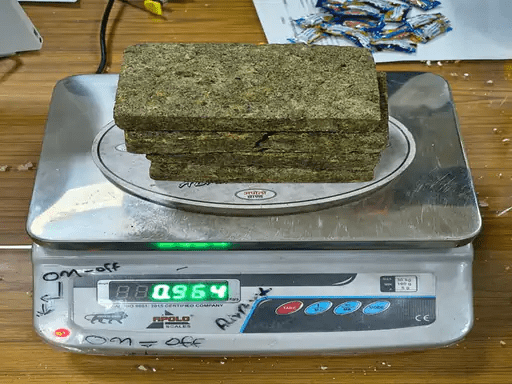 ਅੰਮ੍ਰਿਤਸਰ ਏਅਰਪੋਰਟ ‘ਤੇ ਵੱਡੀ ਕਾਰਵਾਈ: 964 ਗ੍ਰਾਮ ਗਾਂਜਾ ਜ਼ਬਤ, ਯਾਤਰੀ ਗ੍ਰਿਫ਼ਤਾਰ