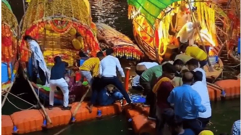 ਰਾਮਘਾਟ ‘ਤੇ ਵੱਡਾ ਹਾਦਸਾ ਟਲਿਆ: ਆਰਤੀ ਦੌਰਾਨ ਕਿਸ਼ਤੀ ਪਲਟੀ, ਸਾਰੇ ਸ਼ਰਧਾਲੂ ਸੁਰੱਖਿਅਤ ਬਚਾਏ ਗਏ