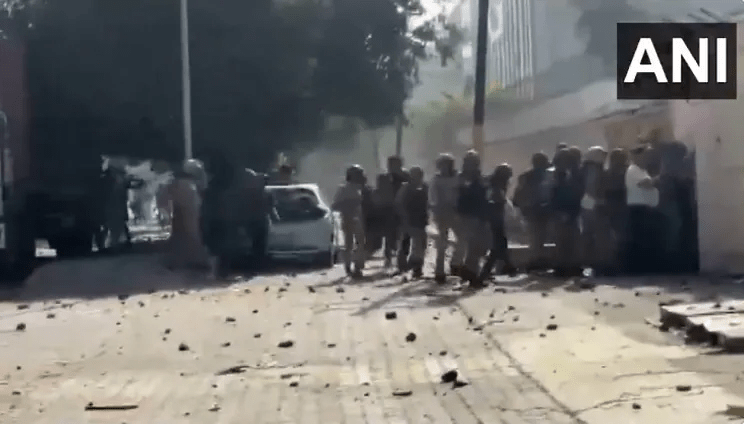 Noida ਵਿੱਚ ਮਜ਼ਦੂਰਾਂ ਦਾ ਵਿਰੋਧ ਪ੍ਰਦਰਸ਼ਨ ਹਿੰਸਕ, ਵਾਹਨਾਂ ਦੀ ਭੰਨਤੋੜ ਤੇ ਪੁਲਿਸ ਨਾਲ ਝੜਪ