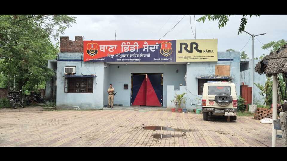 ਅੰਮ੍ਰਿਤਸਰ ਥਾਣੇ ਬਾਹਰ ਗ੍ਰਨੇਡ ਹਮਲੇ ਦੀ ਵੀਡੀਓ ਸਾਹਮਣੇ ਆਈ, ਦੋ ਨੌਜਵਾਨਾਂ ਵੱਲੋਂ ਧਮਾਕੇ ਦਾ ਦਾਅਵਾ