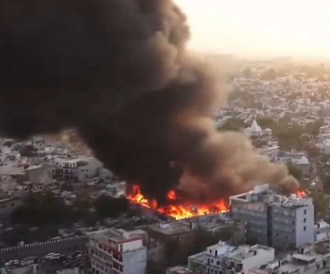 ਲਖਨਊ 'ਚ ਵੱਡਾ ਹਾਦਸਾ! ਅੱਗ ਲੱਗਣ ਕਾਰਨ 250 ਝੁੱਗੀਆਂ ਸੜ ਕੇ ਸੁਆਹ, 4 ਬੱਚਿਆਂ ਸਮੇਤ ਕਈ ਬੇਜ਼ੁਬਾਨਾਂ ਦੀ ਗਈ ਜਾਨ