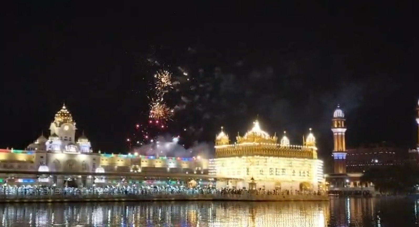 ਗੁਰੂ ਅੰਗਦ ਦੇਵ ਜੀ ਦੇ ਪ੍ਰਕਾਸ਼ ਦਿਹਾੜੇ ‘ਤੇ ਹਰਿਮੰਦਰ ਸਾਹਿਬ ਵਿਖੇ ਰੌਣਕਾਂ, ਅਲੌਕਿਕ ਆਤਿਸ਼ਬਾਜ਼ੀ ਨੇ ਬਣਾਇਆ ਆਧਿਆਤਮਿਕ ਮਾਹੌਲ