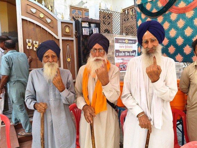 ਪੰਜਾਬ ਨਗਰ ਨਿਗਮ ਚੋਣਾਂ: ਰਾਏਕੋਟ ਨਗਰ ਕੌਂਸਲ ਚੋਣਾਂ ਦੌਰਾਨ ਖੂਨੀ ਝੜਪ, ਜਗਰਾਓਂ ਵਿੱਚ ਸੀਨੀਅਰ ਸਿਟੀਜ਼ਨ ਨੇ ਦਿਖਾਇਆ ਵੋਟਾਂ ਨੂੰ ਲੈ ਕੇ ਜਜ਼ਬਾ