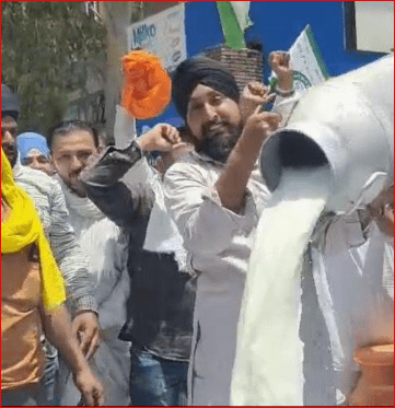 ਅੰਮ੍ਰਿਤਸਰ 'ਚ ਦੋਧੀ ਯੂਨੀਅਨ ਦਾ ਅਨੋਖਾ ਪ੍ਰਦਰਸ਼ਨ, ਮਿਲਾਵਟਖੋਰੀ ਖਿਲਾਫ਼ ਡੀਸੀ ਦਫ਼ਤਰ ਅੱਗੇ ਸੜਕਾਂ 'ਤੇ ਰੋੜਿਆ ਦੁੱਧ