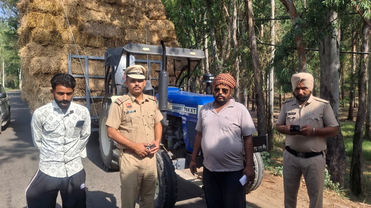 ट्रैफिक पुलिस ने दो ओवरलोड ट्रैक्टर-ट्रालियां पकड़ीं, 55 हजार रुपये के चालान के साथ दोनों वाहन इंपाउंड