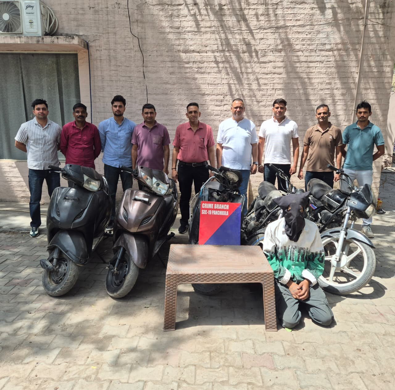 पंचकूला पुलिस ने शातिर वाहन चोर को किया काबू, चुराई गई 5 बाइक-स्कूटी बरामद, नंबर प्लेट तोड़कर मिटाता था पहचान