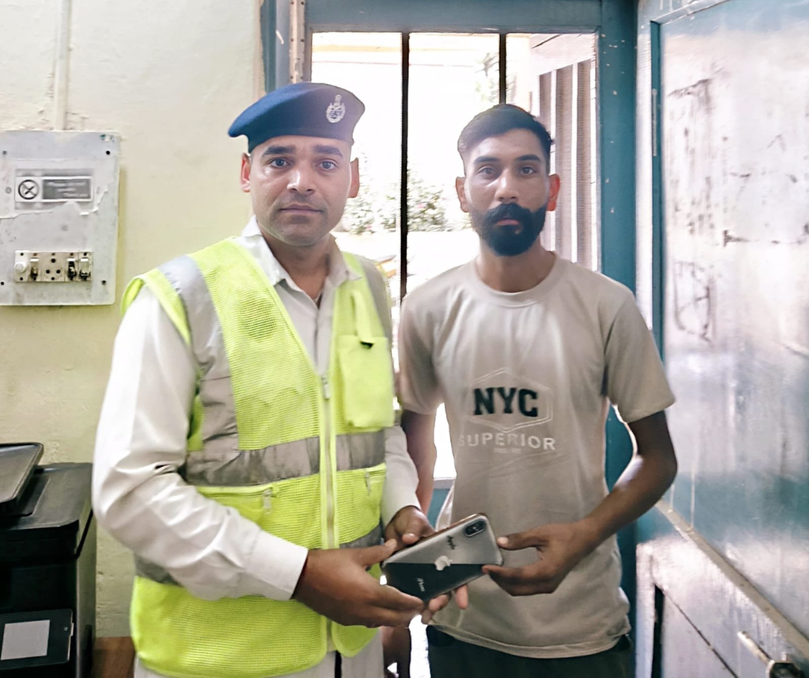ट्रैफिक पुलिस की ईमानदारी: होमगार्ड ने लौटाया खोया मोबाइल