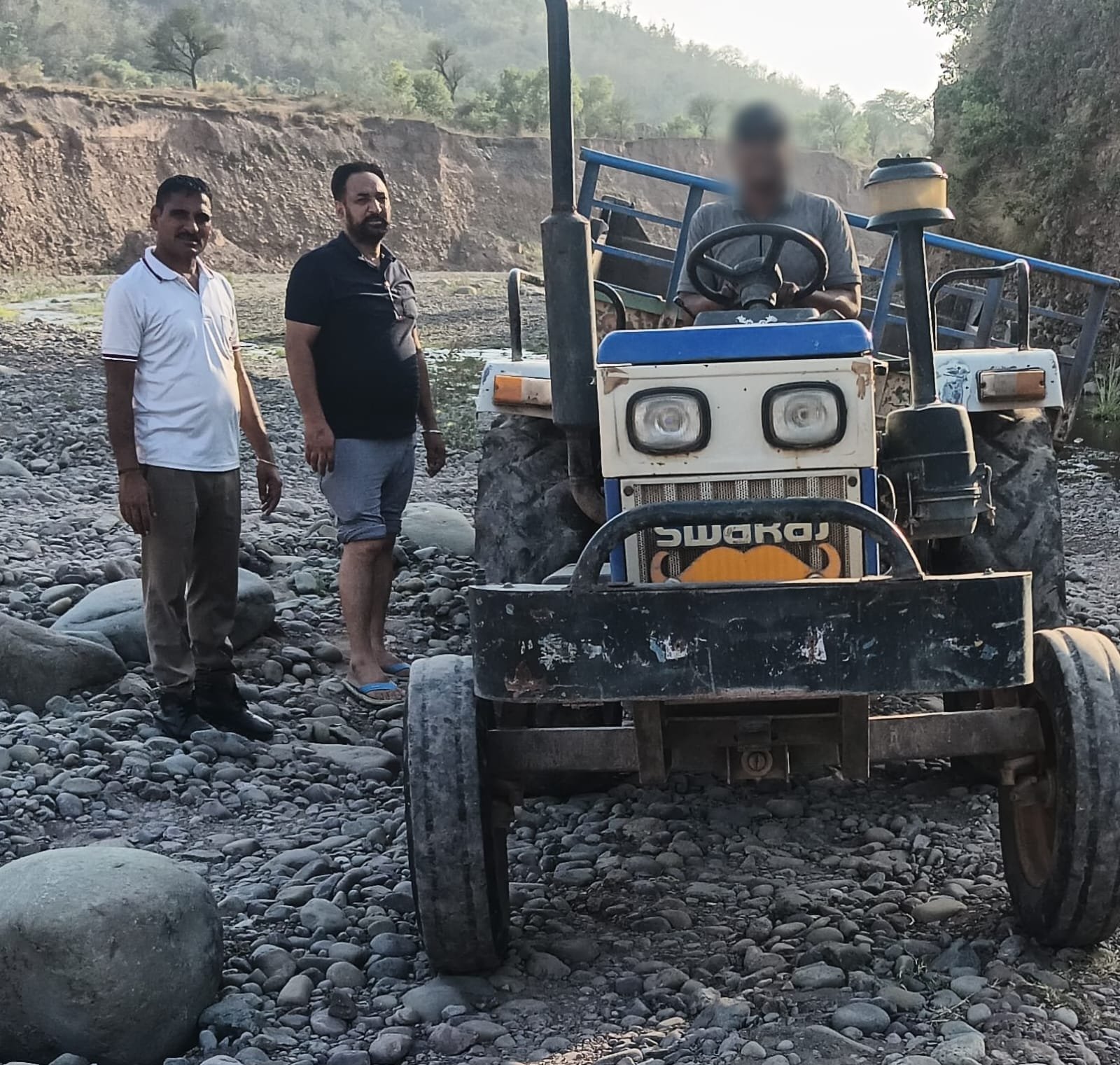 बुर्जकोटियां में रेड करने के लिए पुलिस ने बदला भेष, आम लोगों से बाइक मांगकर सादे कपड़ों में रेड कर रंगे हाथों पकड़ा अवैध माइनिंग का खेल, ट्रैक्टर-ट्रॉली इंपाउंड