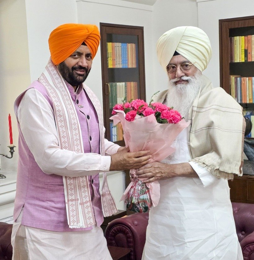 CM ਨਾਇਬ ਸਿੰਘ ਸੈਣੀ ਨੇ ਡੇਰਾ ਮੁਖੀ ਬਾਬਾ ਗੁਰਿੰਦਰ ਸਿੰਘ ਢਿੱਲੋਂ ਨਾਲ ਕੀਤੀ ਮੁਲਾਕਾਤ