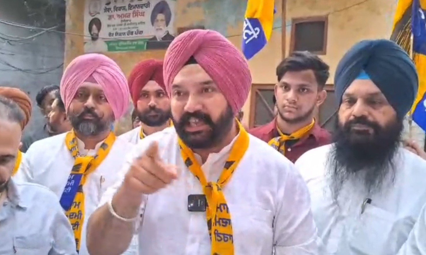 ਜਿੰਨਾ ਚਿਰ ਵਿਰੋਧੀਆਂ ਕੋਲੋਂ ਉਹ 10 ਕਰੋੜ ਦੀ ਸਰਕਾਰੀ ਪ੍ਰਾਪਰਟੀ (ਜ਼ਮੀਨ) ਮੁਕਤ ਨਹੀਂ ਕਰਵਾ ਲੈਂਦਾ, ਉੱਨਾ ਚਿਰ ਮੈਂ ਖ਼ੁਦ ਨੰਗੇ ਪੈਰੀਂ ਰਹਾਂਗਾ - ਵਿਧਾਇਕ ਦਿਆਲਪੁਰਾ