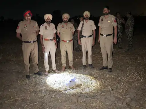 ਸਰਹੱਦ ਪਾਰੋਂ ਡਰੋਨ ਰਾਹੀਂ ਨਸ਼ਾ ਤੇ ਹਥਿਆਰ ਭੇਜਣ ਦੀ ਕੋਸ਼ਿਸ਼ ਨਾਕਾਮ, ਪੁਲਿਸ ਵੱਲੋਂ ਜਾਂਚ ਸ਼ੁਰੂ