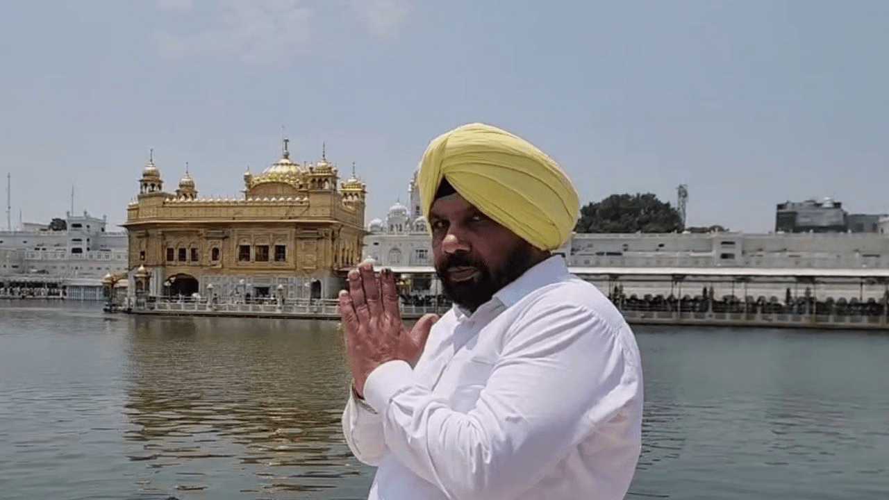 ਕੈਬਨਿਟ ਮੰਤਰੀ ਹਰਭਜਨ ਸਿੰਘ ETO ਸ੍ਰੀ ਹਰਿਮੰਦਰ ਸਾਹਿਬ ਨਤਮਸਤਕ: ਨਿਗਮ ਚੋਣਾਂ ‘ਚ ਵੱਡੀ ਜਿੱਤ ਲਈ ਗੁਰੂ ਘਰ ਕੀਤਾ ਸ਼ੁਕਰਾਨਾ