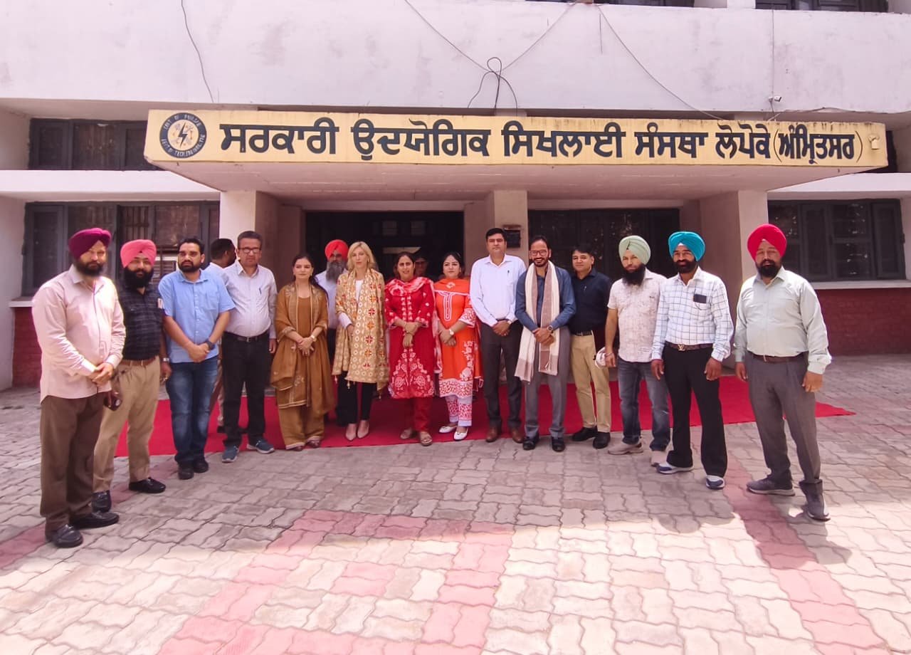 ਬ੍ਰਿਟਿਸ਼ ਹਾਈ ਕਮਿਸ਼ਨ ਨੇ ਅੰਮ੍ਰਿਤਸਰ ਵਿੱਚ ਨੌਜਵਾਨਾਂ ਅਤੇ ਪਿੰਡ ਵਾਸੀਆਂ ਨੂੰ ਵੀਜ਼ਾ ਧੋਖਾਧੜੀ ਬਾਰੇ ਕੀਤਾ ਜਾਗਰੂਕ