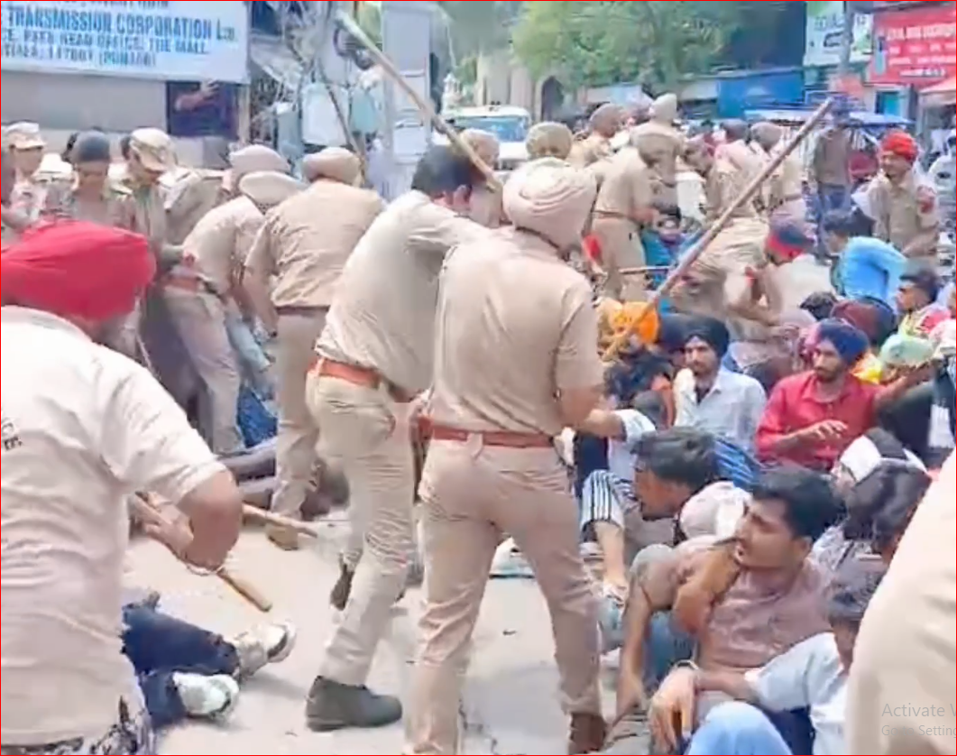Patiala ’ਚ ਬਣਿਆ ਮਾਹੌਲ ਤਣਾਅਪੂਰਨ; PSPCL ਦਫਤਰ ਬਾਹਰ ਬੈਠੇ ਬੇਰੁਜ਼ਗਾਰ ਨੌਜਵਾਨਾਂ ’ਤੇ ਪੁਲਿਸ ਦਾ ਲਾਠੀਚਾਰਜ